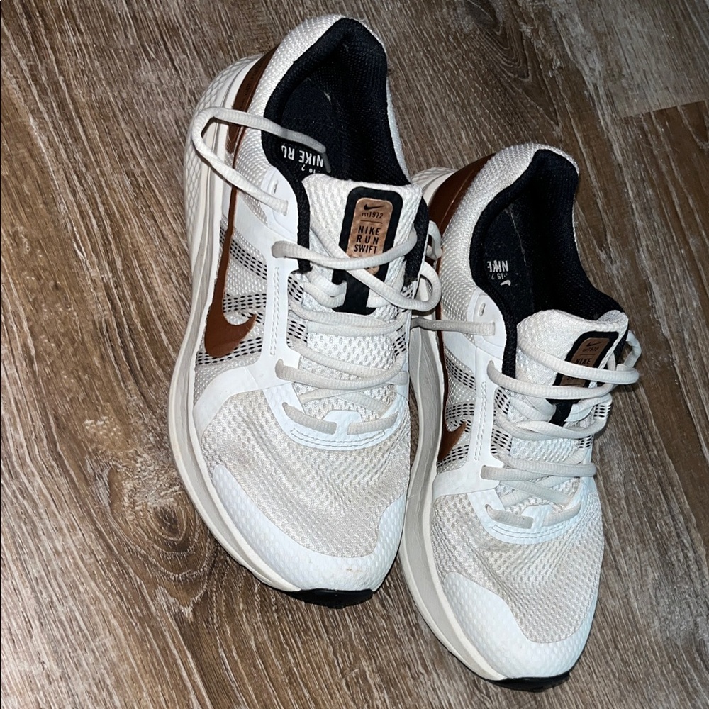 Nike run swift Cream and Brown Running Shoes worn 1 times woman. 8